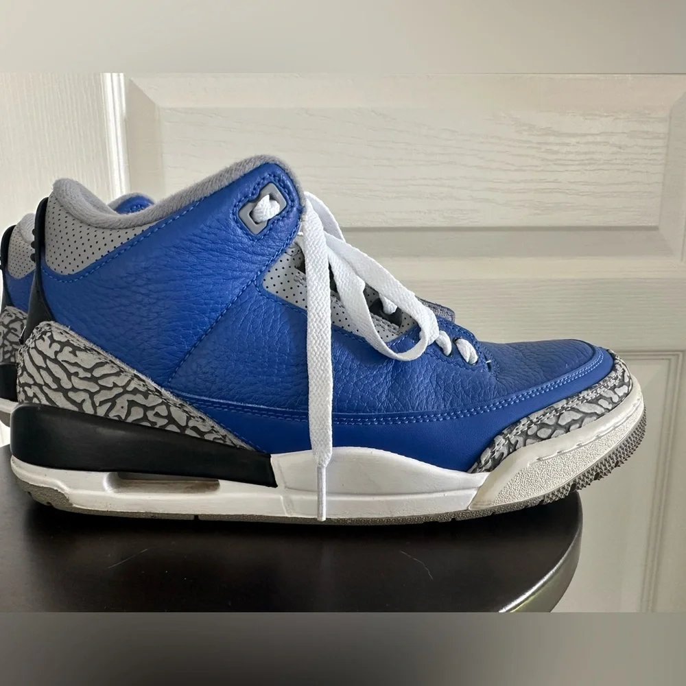 Jordan 3 Retro Varsity Royal Cement – Used – Men’s size 8.5  CT-8532-400